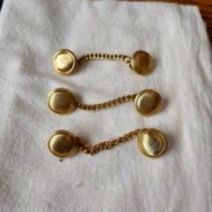 6 vintage buttons